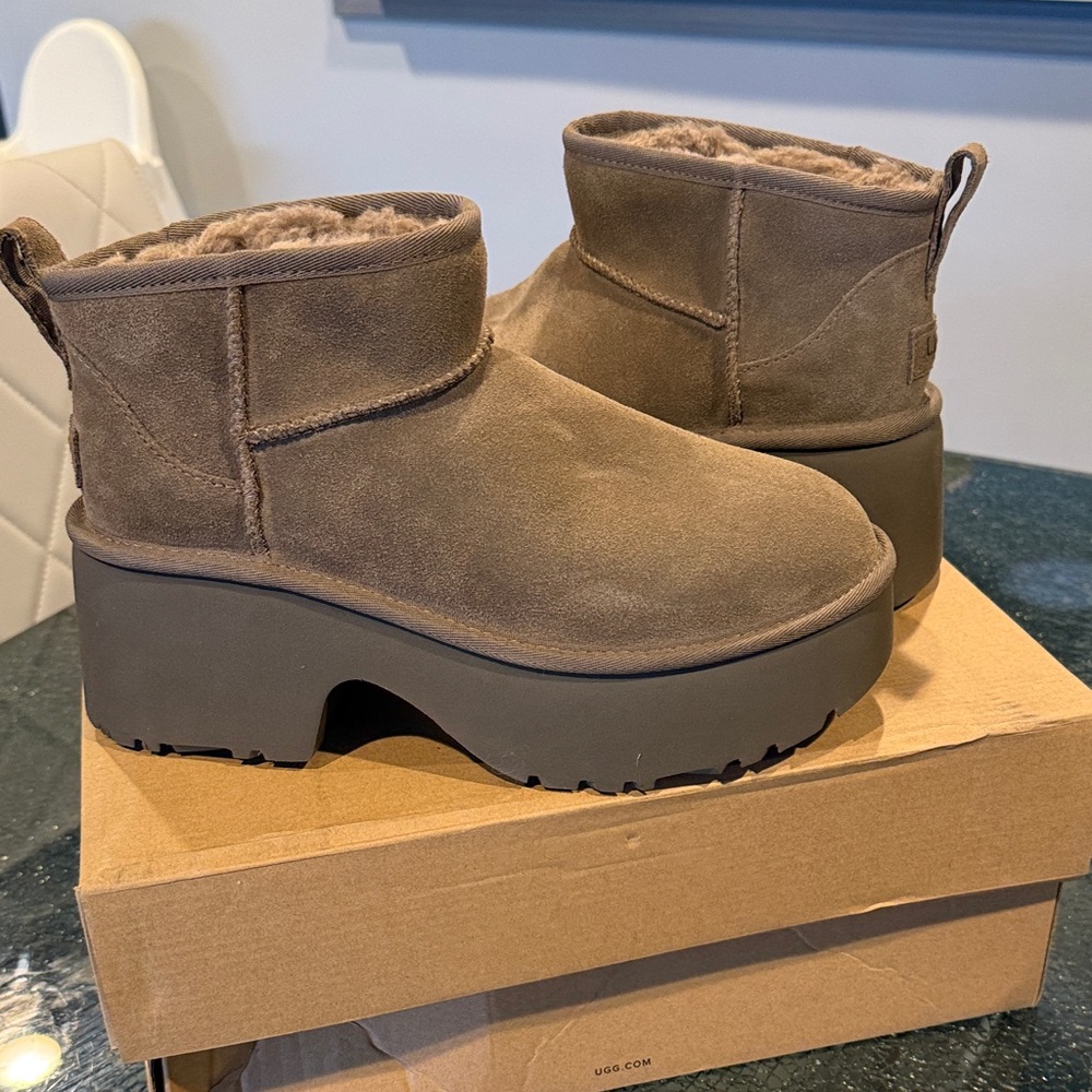 UGG Classic Ultra Mini Platform Booties. Size 9
